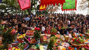 Hàng nghìn người đổ về Phủ Tây Hồ cầu lộc ngày đầu đi làm sau Tết