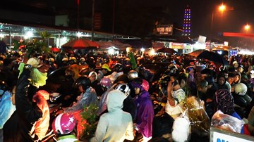 Dòng người đội rổ rá, tàu lá chuối chen nhau mua gì ở chợ Viềng đêm mưa?