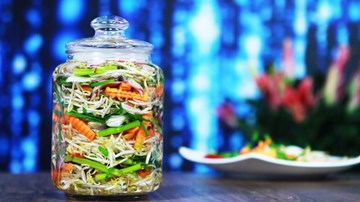 Dưa món ngũ sắc - món lạ đổi vị cho cả nhà sau Tết