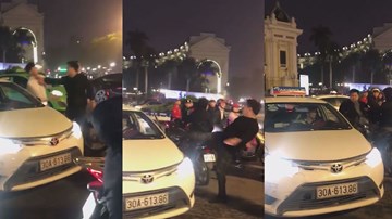 Va chạm nhẹ, tài xế Mercedes liên tục đấm đá rồi đạp bay gương taxi
