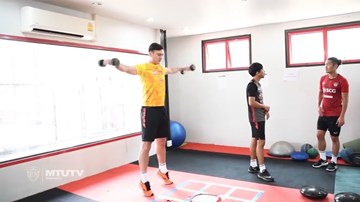 Đặng Văn Lâm tập gym cùng đồng đội ở Muangthong United