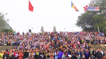 Hơn 15.000 người phóng sinh 10 tấn cá trên sông Hồng