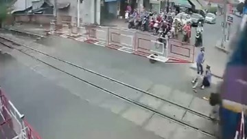 Hai nữ nhân viên gác chắn lao ra đường ray cứu cụ bà trong gang tấc