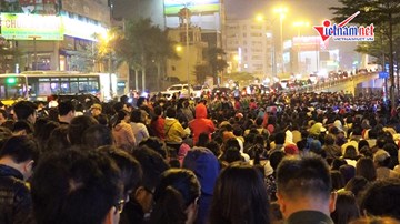 Người Hà Nội ngồi lòng đường dự lễ giải hạn sao La Hầu