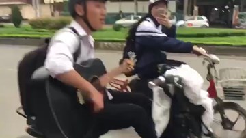 Nam sinh vừa đánh đàn ghita vừa lái xe và hành động 'lạ' của nữ sinh