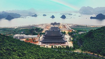 Ngôi chùa lớn nhất thế giới ở Hà Nam đón hàng vạn lượt khách đến chiêm bái