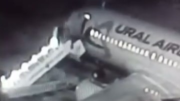 Thang máy bay bị sập, hành khách rơi xuống đường băng