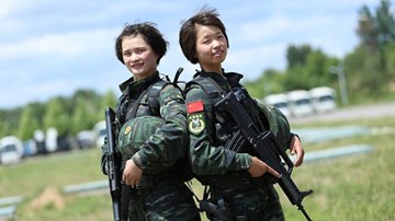 Các bóng hồng đội biệt kích Chim Ưng Trung Quốc khoe kỹ năng chiến đấu