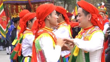 Xem trai Hà thành giả gái, múa 'Con đĩ đánh bồng'