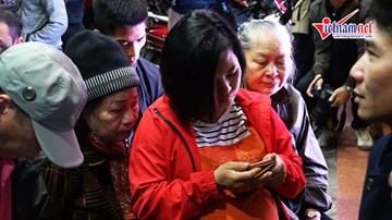 Tối nhập viện đi đẻ, 5h sáng bà bầu vẫn xếp hàng mua vàng thần tài