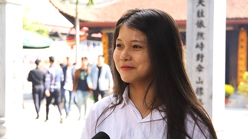 Nam thanh, nữ tú rủ nhau đến chùa Hà cầu duyên ngày lễ Tình nhân