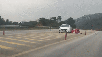 Cả gia đình dừng xe ô tô giữa đường cao tốc để ăn uống