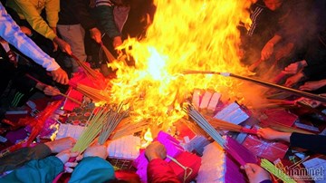 Hàng trăm người mang 'lửa thiêng' đi khắp ngõ ngách 'lấy đỏ' về nhà