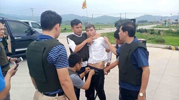 Hàng trăm cảnh sát vây ráp kẻ buôn ma túy ôm súng cố thủ trong xe