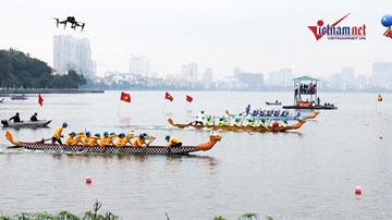 Hồ Tây 'dậy sóng' với cuộc tranh tài đua thuyền rồng kịch tính