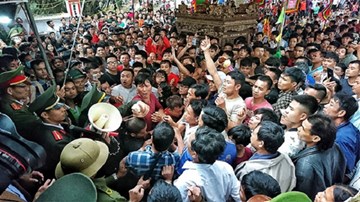 Hàng trăm thanh niên vây kín đền Hiền Quan đòi cướp phết mặc lệnh dừng