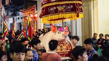 Biển người chen chân thức thâu đêm xem lễ rước ‘ông lợn’ ở làng La Phù