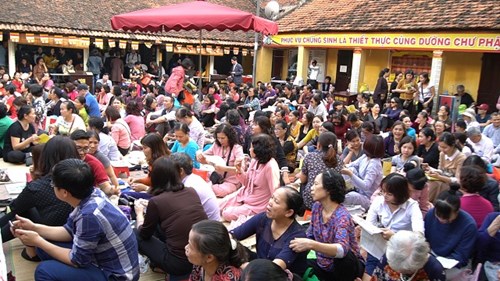 Chực chờ 6 tiếng ở lễ cầu an chùa Phúc Khánh: 'Đóng 150 nghìn là quá rẻ'