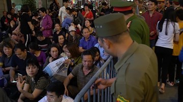 Ngồi giữa đường làm lễ cầu an chùa Phúc Khánh: 'Có việc gì còn chạy cho dễ'