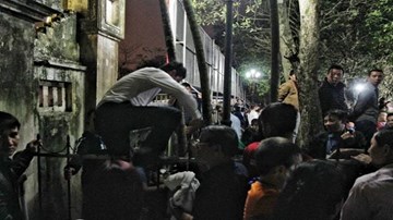 Tái diễn cảnh ném tiền lẻ vào kiệu, trèo rào tại Lễ hội đền Trần