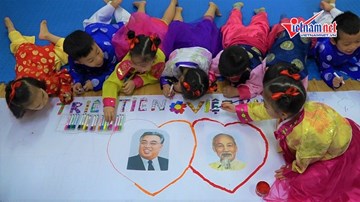 Học sinh mầm non tập hát, vẽ tranh chờ đón Chủ tịch Kim Jong-un