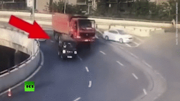 Ô tô vào cua khiến 2 mẹ con văng ra đường, suýt bị xe tải cán qua