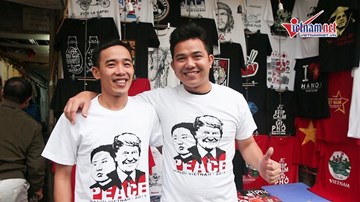 Kiếm bội tiền nhờ bán áo in hình Tổng thống Trump và Chủ tịch Kim