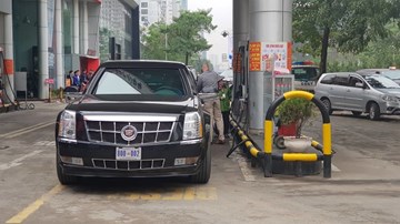 Xe 'Quái thú' của Tổng thống Trump đổ xăng ở Hà Nội