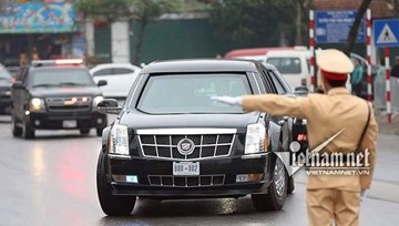 Mật vụ Mỹ tự tay đổ xăng cho 'Quái thú' của Tổng thống Donald Trump