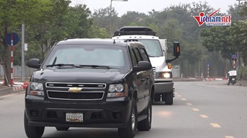 Đoàn xe chở thiết bị và mật vụ bảo vệ Tổng thống Mỹ đến Hà Nội