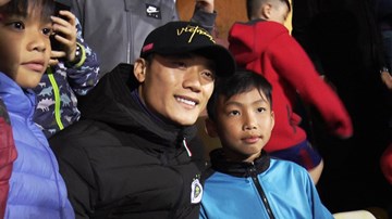 Bùi Tiến Dũng 'ngậm ngùi' ngồi khán đài xem Hà Nội FC thi đấu