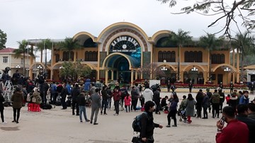Người dân xứ Lạng hào hứng đổ về ga Đồng Đăng