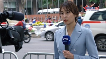 Nữ phóng viên quốc tế rộn ràng trước khách sạn lớn ở Hà Nội