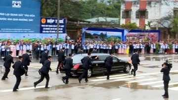 Dàn vệ sĩ chạy bộ tháp tùng xe ông Kim Jong-un rời ga Đồng Đăng