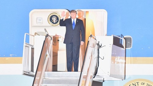 Lễ đón Tổng thống Donald Trump tại sân bay Nội Bài