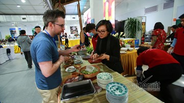 Phóng viên quốc tế mê mẩn bún chả Hà Nội