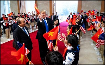 Tổng thống Trump gây thích thú với hình ảnh vẫy cờ Việt Nam