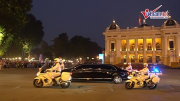 Hai đoàn xe của hai nhà lãnh đạo rẽ vào khách sạn Metropole