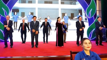 3 bộ trưởng cùng nhau tập thể dục trên sân khấu