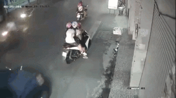Dừng xe máy nghe điện thoại, người phụ nữ và 2 bé gái bị ô tô hất tung