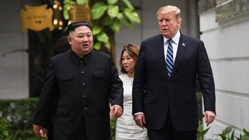 Tổng thống Trump và Chủ tịch Kim Jong-un cùng bước ra vườn đi dạo