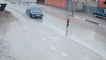 Bé trai lao nhanh sang đường suýt nữa bị ô tô đâm trúng