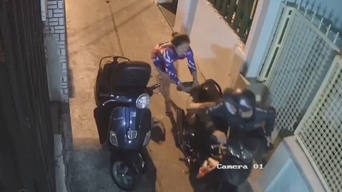 Cô gái trẻ dựng xe để cốp bật mở trước cửa nhà và cái kết