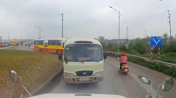 Tài xế container ép lùi hàng loạt ô tô, xe máy đi ngược chiều