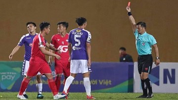 Trọng tài nặng tay với Văn Quyết, bỏ qua pha vào bóng thô bạo của Hải Quế?