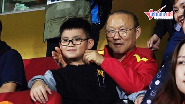 Tới xem trận derby Thủ đô, HLV Park Hang Seo được khán giả nhí 'vây kín'