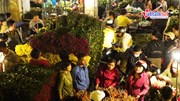 Chợ hoa lớn nhất Thủ đô đông 'nghẹt thở' đêm trước 8.3