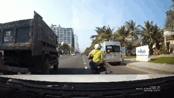 Thanh niên chở theo vợ đi xe máy cầm gạch ném vỡ kính xe tải rồi bỏ chạy