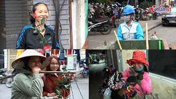 Phản ứng bất ngờ của người lao động nữ khi được tặng hoa hồng ngày 8/3