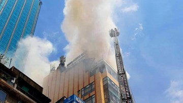 Cháy ngùn ngụt trên nóc cao ốc trung tâm Sài Gòn, nhiều người tháo chạy